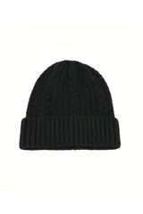 Gorro tipo beanie de punto trenzado en color negro, con borde acanalado y diseño clásico de invierno.