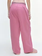 Pantalón deportivo de corte barrel con volumen relajado, cintura elastizada y bajo regulable mediante elástico. Confeccionado en tejido de algodón y poliéster.