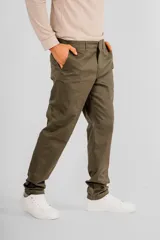Pantalón chino de hombre, color verde oliva, de corte recto y tiro medio, con bolsillos laterales y traseros.