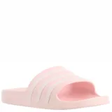 Sandalias tipo chinela Adidas Adilette, color rosado con las tres bandas características de la marca en relieve sobre la banda superior.