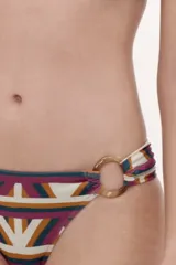 Bombacha de bikini con diseño geométrico multicolor y argollas decorativas en los laterales.