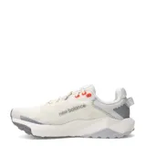 Championes de trail running New Balance Nitrel, color beige y gris, con detalles en naranja y suela dentada.