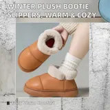 Pantuflas botitas color tostado con diseño acolchado y plataforma, forradas con corderito sintético blanco en el interior y el cuello. Cuentan con una pequeña etiqueta decorativa en el lateral.