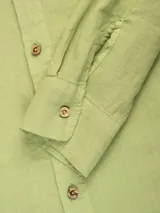 Camisa blanca de manga larga con corte regular en tejido lino-viscosa, ideal para los días de verano. Tiene botones de madera y parche con logo de la marca.