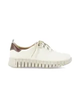 Sneakers de cuero off-white con detalles en marrón en el talón, cordones en tono tostado y suela dentada de goma en color beige.