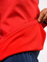 Buzo de entrenamiento Umbro del Club Nacional de Football, con medio cierre frontal, cuello alto y mangas largas. Presenta el logo de la marca y el escudo del club en el pecho.