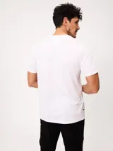 Remera de manga corta color azul, con cuello redondo y diseño clásico, confeccionada con un pequeño logo bordado en el pecho.