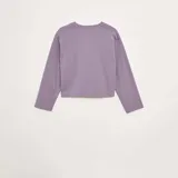 Camiseta de manga larga confeccionada en tejido de punto color púrpura, con cuello redondo y corte holgado.