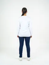 Remera de manga larga color blanco, con cuello redondo y estampado artístico frontal en tonos neutros y negro con detalles de animal print.