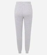 Conjunto de pijama de dos piezas compuesto por una blusa de manga larga con cuello redondo y un pantalón largo con cintura elástica. Ambas prendas presentan un diseño de rayas horizontales finas.