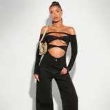 Body negro de mangas largas con escote off-shoulder y aberturas en el frente.
