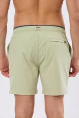 Short de baño liso color coral, confeccionado en tela flexible elastizada, con diseño versátil para uso dentro y fuera del agua.