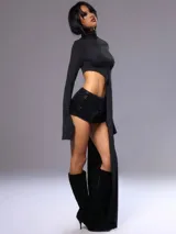 Top negro de manga larga con cuello alto y abertura lateral en la cintura.
