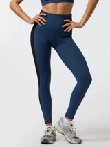 Calza deportiva de tiro alto en color azul, con franjas laterales negras y tecnología Aloe Vera para mayor suavidad y confort.