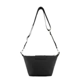 Cartera tipo morral de color negro con diseño minimalista, solapa frontal con cierre de broche metálico y aplique decorativo en forma de labios plateados en la parte inferior. Incluye correa larga ajustable y extraíble.