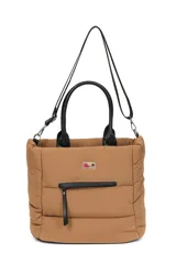 Bolso tipo tote color negro, con diseño acolchado y manijas fijas. Cuenta con una correa larga ajustable y desmontable, cierre principal superior y un bolsillo frontal con cierre.