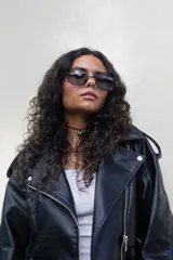 Lentes de sol rectangulares con marco de metal negro y lentes grises.