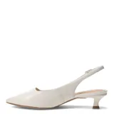 Zapato tipo slingback de cuero color blanco, con punta fina, taco bajo curvo y tira ajustable con hebilla en el talón.