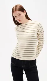 Sweater de algodón con diseño de rayas horizontales finas, cuello bote y mangas largas.