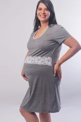 Camisón maternal de manga corta color gris melange, con escote redondo y detalle de puntilla blanca en la cintura. Diseño pensado para la lactancia con elástico bajo el busto.