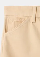Jeans tiro medio color beige, de corte recto y holgado, con diseño clásico de cinco bolsillos y trabillas para cinturón.
