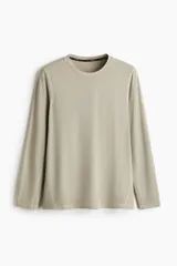 Remera deportiva de manga larga con tecnología DryMove, diseñada para absorber el sudor y mantener la frescura durante el ejercicio. Presenta un diseño de cuello redondo y acabado con efecto lavado.
