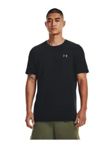 Remera deportiva de manga corta Under Armour, confeccionada en tejido de punto suave con tecnología UA RUSH™ que refleja la energía corporal. Presenta un diseño prácticamente sin costuras para evitar rozaduras, con zonas de malla estratégicamente ubicadas para mayor transpirabilidad y logotipos iridiscentes.