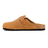 Zuecos Quiksilver modelo Arizona para hombre, confeccionados en cuero marrón con tira ajustable y hebilla metálica. Cuentan con base de corcho y suela de goma negra.