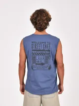 Musculosa sin mangas color azul, con cuello redondo y estampado frontal con texto en negro.