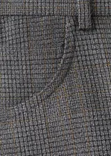 Pantalon de sastreria gris con patron de cuadros muy finos, de corte recto y holgado, tiro medio y bolsillos delanteros diagonales.