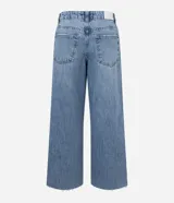 Pantalón de jean celeste, modelo recto cropped, tiro alto, con trabillas en la cintura, cierre con botón y cremallera, bolsillos delanteros y traseros, y terminación deshilachada.