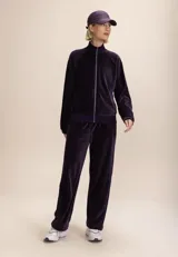 Campera de plush color violeta con cierre frontal y bolsillos funcionales.