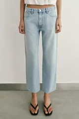 Jeans Z1975 de tiro alto y corte slim, color azul con lavado medio, diseño de cinco bolsillos y bajo sin costuras. Cierre frontal con cremallera y botón metálico.