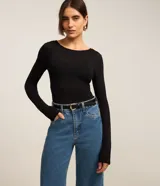 Suéter Cortelle de tricot color negro, con cuello redondo, manga larga y frisos delanteros, de diseño ajustado al cuerpo.