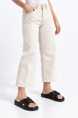 Sandalias planas de eco cuero color negro, con diseño de tiras cruzadas acolchadas en la parte superior y suela cómoda.