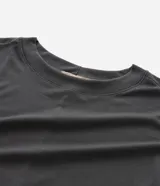 Blusa tipo muscle tee de corte holgado, confeccionada en tejido rib acanalado, con escote redondo y diseño sin mangas.