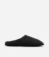 Pantuflas cerradas de poliéster color azul marino, con plantilla y forro de poliéster y suela de goma termoplástica.