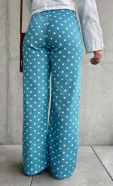 Jean recto de tiro alto color turquesa con estampa de lunares blancos, confeccionado en denim con lycra.