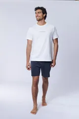 Short de baño azul marino con cintura elástica y cordón ajustable.
