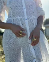 Anillo de diseño orgánico con forma irregular que evoca texturas marinas, con estructura abierta y acabado brillante.