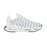 Championes de diseño moderno EA7 Emporio Armani, modelo Infinity Neo. Presentan un exterior blanco con estampado de logotipos en contraste y una suela técnica con aberturas laterales que proporcionan amortiguación y un estilo futurista.