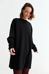 Vestido corto de algodón color negro, con cuello redondo, mangas largas con puños acanalados y corte holgado.