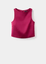 Top crop sin mangas de tejido satinado en color fucsia, con diseño recto y cuello redondo.