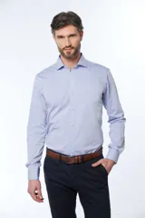Camisa celeste entallada de manga larga con cuello clásico y cierre frontal con botones. Pantalón de vestir azul marino con cinturón de cuero marrón.