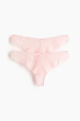 Pack de dos bombachas tipo brasileña de encaje rosado, tiro bajo con cintura en V y refuerzo interior.