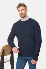 Buzo tejido de punto con escote redondo y textura estructurada. Diseño de manga larga con calce clásico.