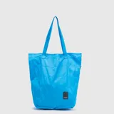 Bolso tipo tote de Bubba, color azul vibrante, con diseño acolchado y costuras horizontales. Cuenta con doble asa larga para llevar al hombro y una etiqueta rectangular negra con el logo de la marca en la parte inferior.