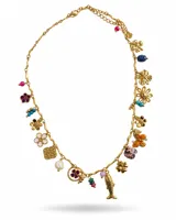 Collar dorado de acero inoxidable con múltiples dijes colgantes, incluyendo flores de distintos tamaños y colores, una mariposa, un pez, perlas y cuentas de piedras naturales.