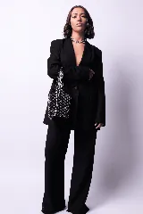 Collar plateado de metal con eslabones gruesos.