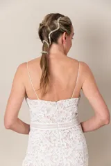 Vestido largo de tul color nude con apliques de cruni y galón bordado en hilo. Escote corazón con breteles finos que se pueden usar strapless.